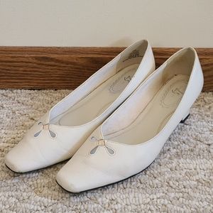 Life Stride white heels